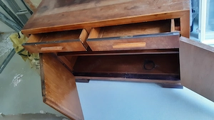 alte kommode ca. 1906 jahrgang massivholz furniert, rundum beschädigtes furnier Bild 3