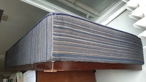 altes bett mit rosshaar matratze auf holzsockel ohne füsse zum verschenken Bild 3