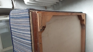 altes bett mit rosshaar matratze auf holzsockel ohne füsse zum verschenken Bild 2