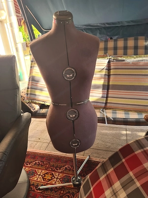 ältere Schneiderpuppe