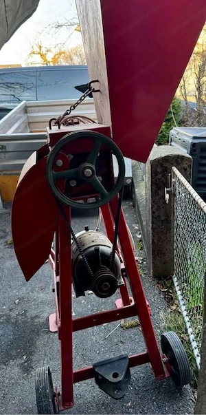 Häcksler mit Zapfwellenantrieb und  oder Starkstrom Bild 3