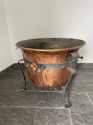 Wunderschöner großer Kupferkessel mit Gestell. Restauriert Bild 2