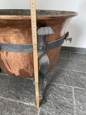 Wunderschöner großer Kupferkessel mit Gestell. Restauriert Bild 3