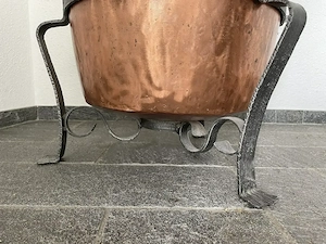 Wunderschöner großer Kupferkessel mit Gestell. Restauriert Bild 5