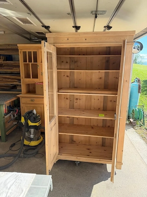 alte Holz Vitrine Bild 2