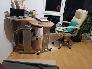 Bürotisch und Stuhl