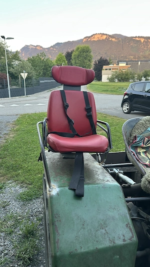 Gefedeter Kindersitz für Traktor