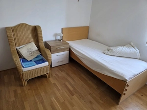 Bett mit Nachtkästchen
