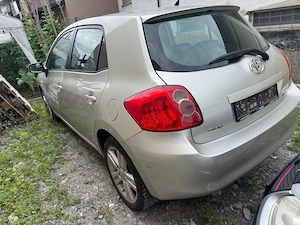 Toyota Auris 2.2 Tdi Bild 3