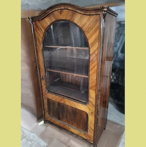 antiker Schrank mit Glaseinsatz