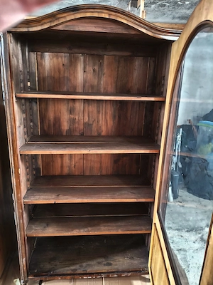 antiker Schrank mit Glaseinsatz Bild 2