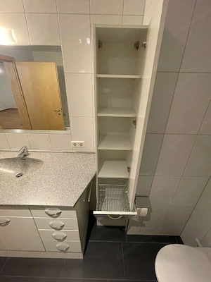 Modernes Badezimmermöbel mit viel Stauraum und Platz für eine Waschmaschine. Bild 2