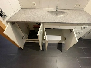 Modernes Badezimmermöbel mit viel Stauraum und Platz für eine Waschmaschine. Bild 4