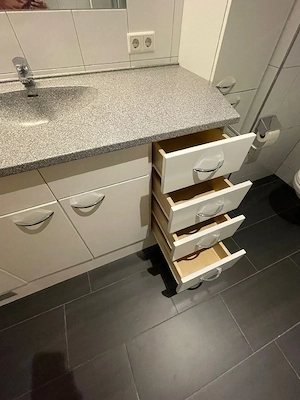 Modernes Badezimmermöbel mit viel Stauraum und Platz für eine Waschmaschine. Bild 3