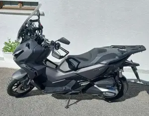 Honda ADV350A mattgrau mit Original Topcase zu verkaufen Bild 3