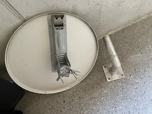 TRIAX Satellitenschüssel mit Quad-LNB und Wandhalterung Bild 2