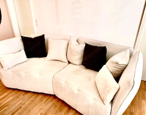 Sofa in der Farbe Creme mit großen Hocker sehr bequem 