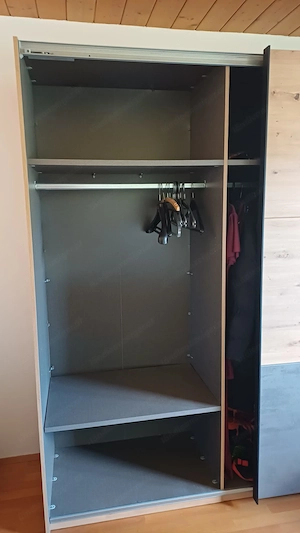 Schwebetürenschrank Kleiderkasten Bild 2