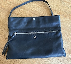 kleine Umhängetasche in schwarzem Leder Bild 2
