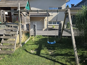 Schaukel mit Spielhaus Bild 2