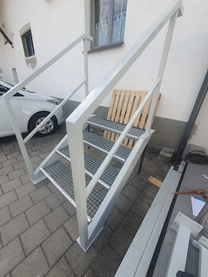 Treppe Stahl Neu