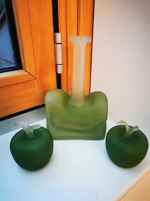 Dekorative Glasvase mit 2 Glasäpfeln   mattiertes grünes Glas Bild 2