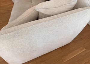 Sofa in der Farbe Creme mit großen Hocker 