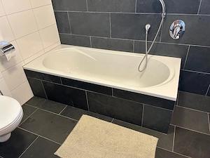Badewanne mit Ablaufgaenitur und Wandarmatur Bild 3