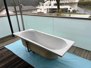 Badewanne mit Ablaufgaenitur und Wandarmatur Bild 2