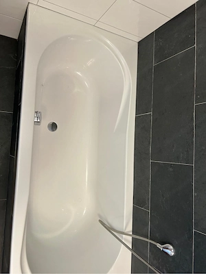 Badewanne mit Ablaufgaenitur und Wandarmatur Bild 4