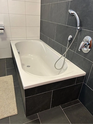 Badewanne mit Ablaufgaenitur und Wandarmatur Bild 5