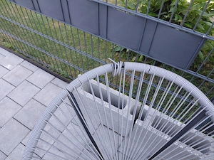 2 Gartenstühle und ein Tisch Bild 3