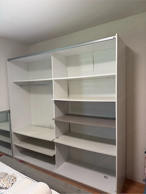 Kleiderschrank Bild 2