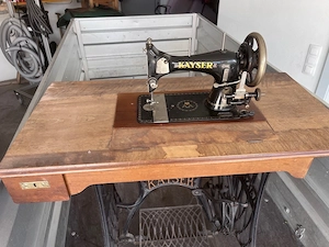Alte Nähmaschine Bild 2