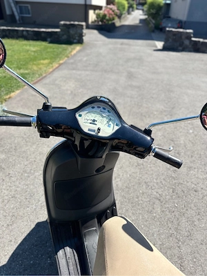 Piaggio Vespa LX 50 in schwarz Bild 2