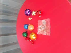 Weihnachts Kugeln in verschiedenen Farben 