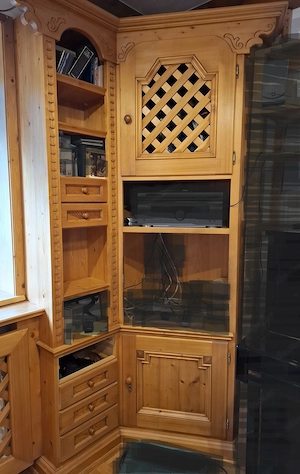 Montafoner Holzschrank mit geschnitzten Elementen Bild 2