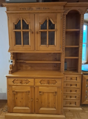 Montafoner Holzschrank mit geschnitzten Elementen