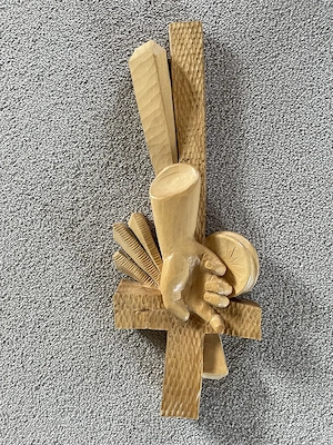 Kreuz geschnitzt aus Lindenholz 