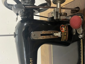 Nähmaschine mit Kasten  Bild 4