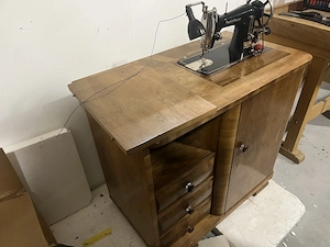 Nähmaschine mit Kasten  Bild 3