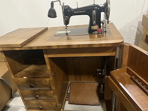Nähmaschine mit Kasten  Bild 2