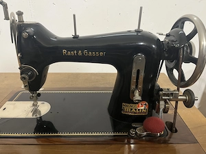 Nähmaschine mit Kasten  Bild 5
