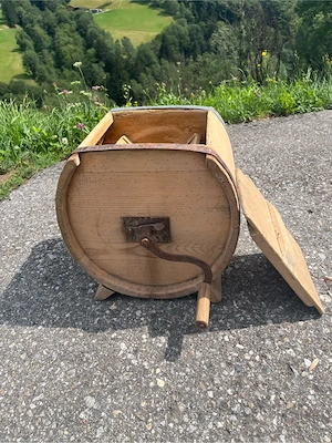 Antike hölzerne Wannen und Butterfass Bild 6