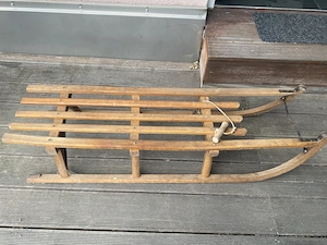 Alter Holzschlitten zu verschenken