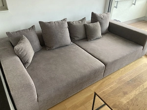 Gemütliche Couch, auch als Bett verwendbar, inklusive Kissen, wahlweise mit Couchtisch Bild 3