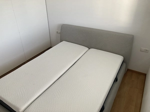 Schönes, gemütliches Bett mit grauem Stoffbezug Bild 2