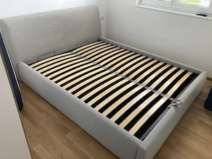 Schönes, gemütliches Bett mit grauem Stoffbezug Bild 4
