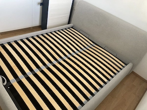 Schönes, gemütliches Bett mit grauem Stoffbezug Bild 6