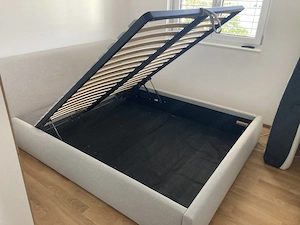 Schönes, gemütliches Bett mit grauem Stoffbezug Bild 5